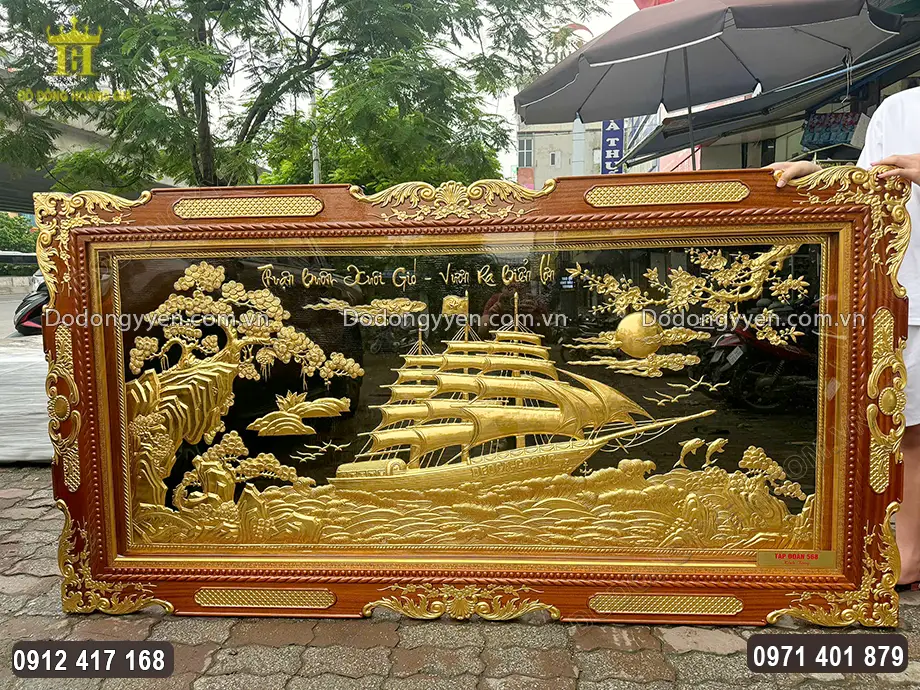 Họa tiết hoa văn trên khung gỗ được dát điểm vàng 24K
